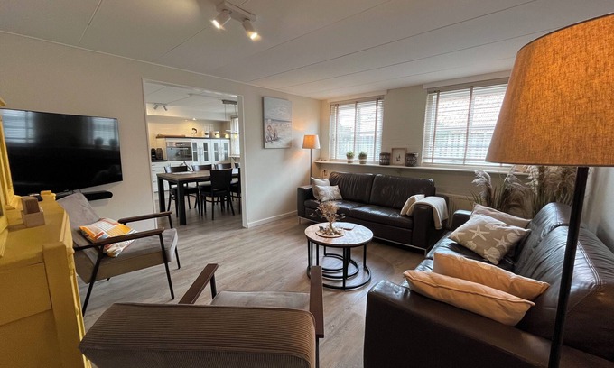 Baaiduinen Apartment | Spacious apartment on the ground floor with large sunny terrace.