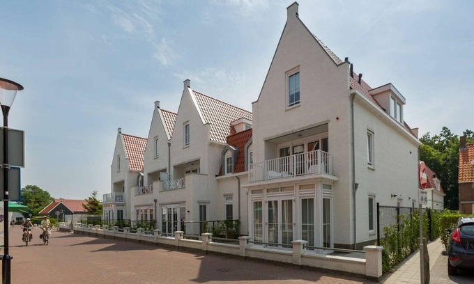 Dishoek Apartment | Spacious Apartment in Koudekerke with Terrace