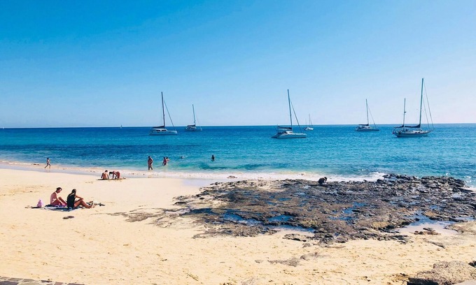 Gran Tarajal Apartment | Spacious Apartment, Panoramic Sea and Mountain Views, Gym, Pool, WiFi, Smart TV