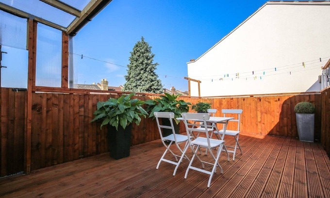 William Morris House | Spacious apartment sleeps 11 guests 15mins to central London