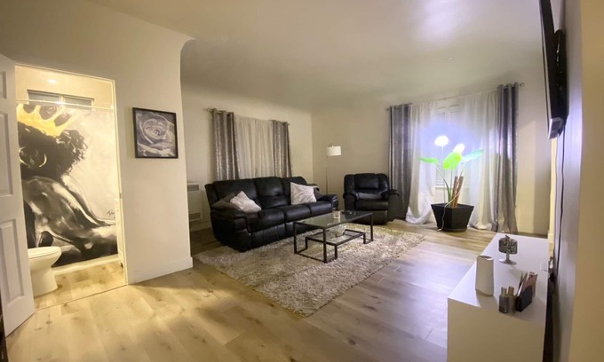 Wilshire Apartment | Spacious Apartment near DTLA Pet friendly