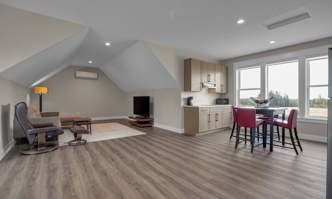 Oregon City Apartment | Spacious apartment with stunning views in Oregon City