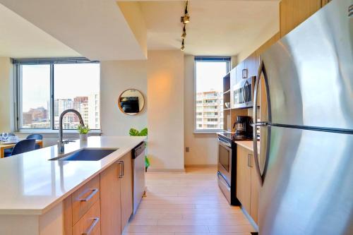 Crystal City Apartment | Spacious Apartment w Rooftop Views
