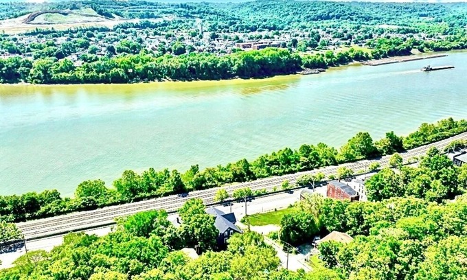 Ludlow Apartment | Spacious Apartment with Amazing views of Ohio River!