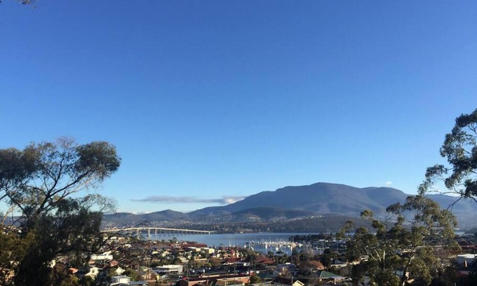 Lindisfarne Apartment | Spacious Apartment - Warm and Welcoming in Lindisfarne, 8 min from CBD