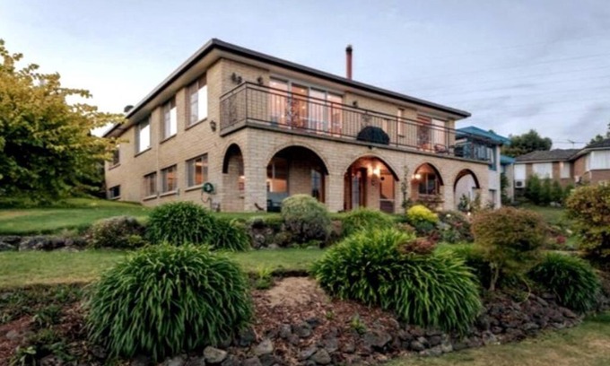 Lenah Valley Apartment | Spacious Apartment with the view of Mt. Wellington