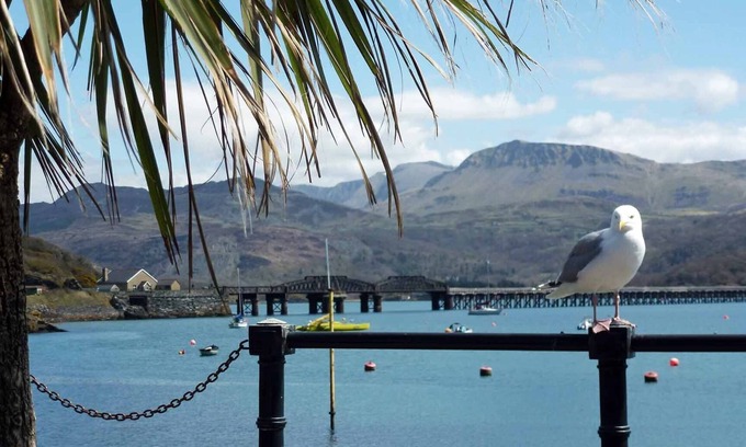 Barmouth Apartment | Spacious apartment with fabulous views and shared sun terrace.