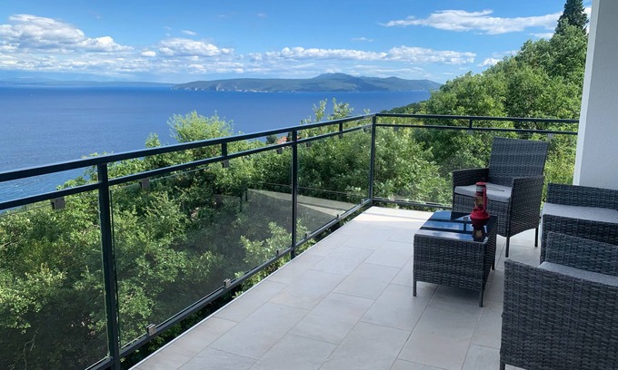 Medveja Apartment | Spacious apartment with a beautiful view of the sea