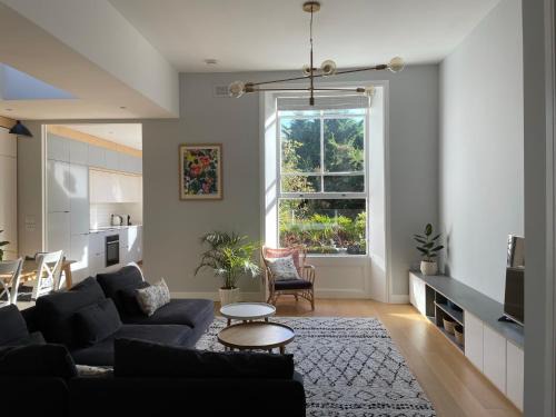 Kilburn Apartment | Spacious apartment with terrace