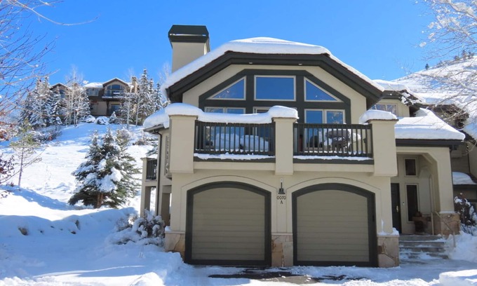 Edwards House | Spacious Arrowhead Retreat w/Panoramic VIEWS-Virtual Ski In-Ski Out