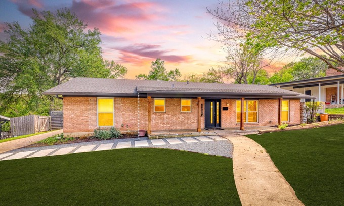 Barton Hills House | Spacious Austin 4BR home with Pool, hot tub, outdoor dinning, minutes to Zilker