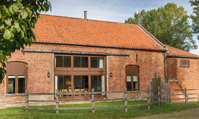 Aldborough House | Spacious barn in North Norfolk; perfect for friends and families, with hot tub