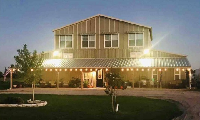 McLennan County House | Spacious Barndominium with Wifi, Games