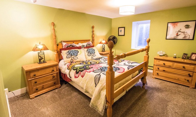 Livingston House | Spacious Basement Apartment w/ Separate Entrance