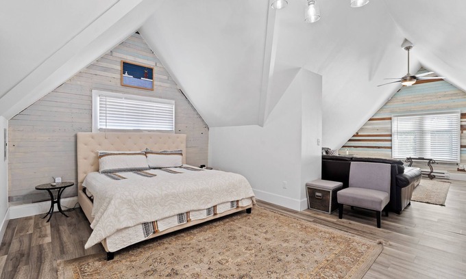 Bay View Apartment | Spacious Bayview Penthouse w/King bed