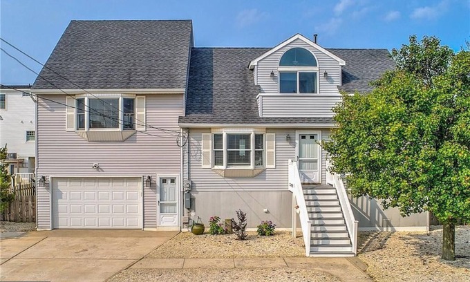North Beach Haven House | Spacious Beach House for Family Memories Only 3 min walk to beach!