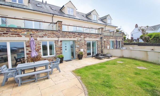 Treyarnon Apartment | Spacious beachside apartment with garden and sea views, dogs welcome