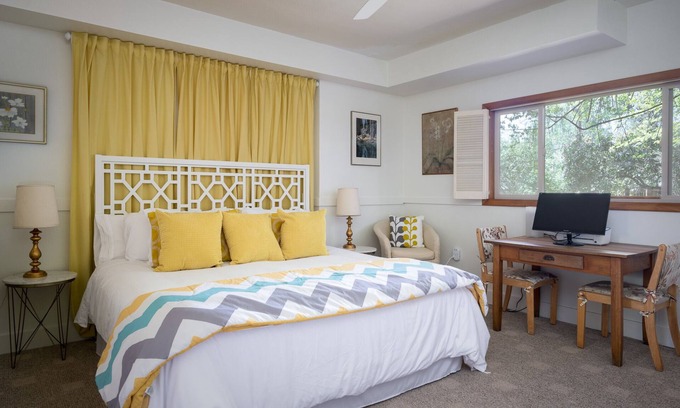 Portland House | Spacious, Beautiful & Private Hillside Oasis, SW Hills PDX with Free Coffee!