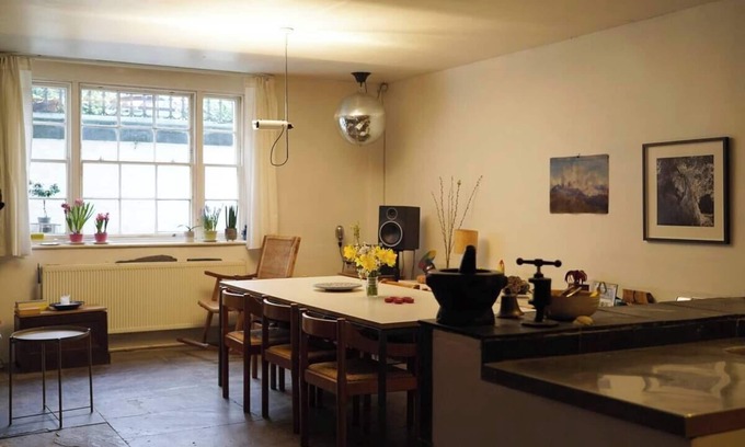 Sefton Park Apartment | Spacious bedroom in characterful period flat ensuite bathroom
