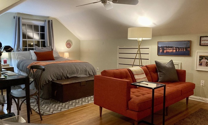 Manoa House | Spacious bedroom in Gladwyne close to main line colleges, center city and more