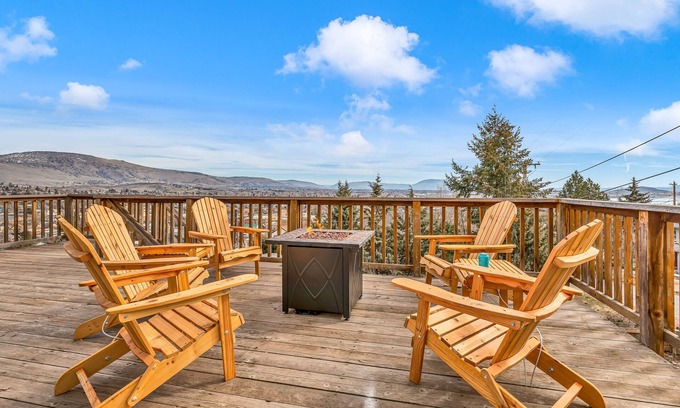 Downtown Klamath Falls House | Spacious - Big Views - Hot Tub - 4 King Beds - Near Crater Lake - Dog Friendly
