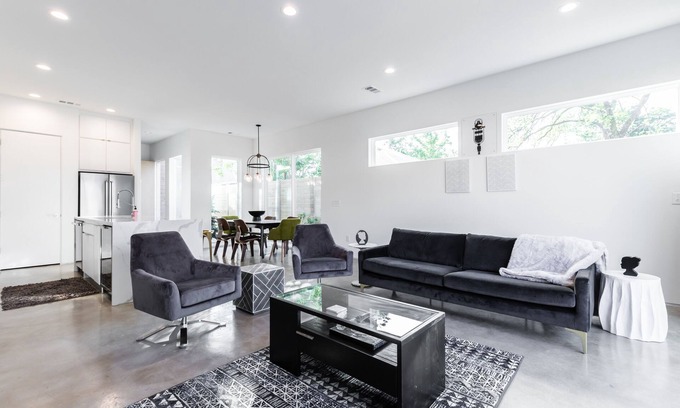 Old East Dallas House | Spacious Brand New Connected Double Townhomes - Six Bedroom Villa, Sleeps 16