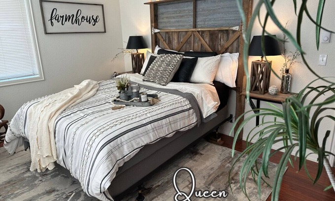 Lynden House | Spacious! Breakfast! Hot tub! Comfy! Location!