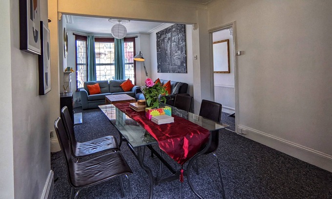 Broad Green House | Spacious & Bright 2-bed Detached House With Garden - 2 Mins From Station & Town