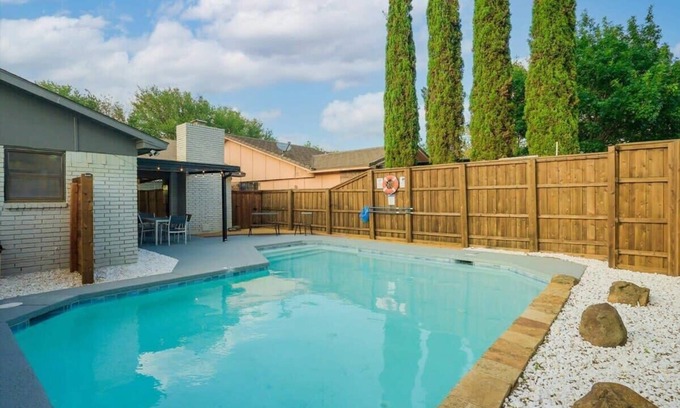 Dallas House | Spacious Bright and Modern Home with Pool