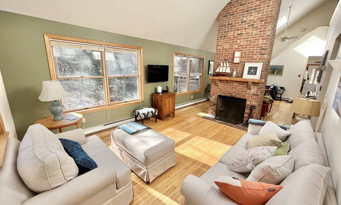Wellfleet House | SPACIOUS & BRIGHT - High Ceilings- Walk to Town - Screened Porch - A/C