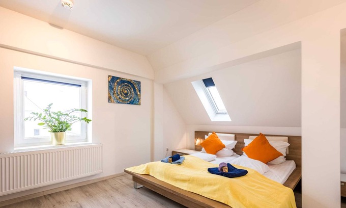 Lechhausen-Ost Apartment | Spacious & Bright: King Bed, Kitchen, Free Parking