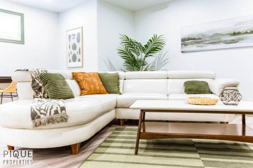 Southwest Edmonton Apartment | Spacious Bright Suite - Sleeps 4 - King Bed - NFLX