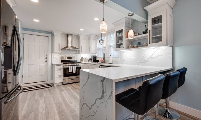 Bucktown Apartment | Spacious Bucktown Apartment Close to a Wealth of Dining Options by RedAwning