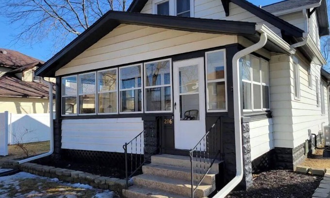Portage House | SPACIOUS BUNGALOW- 20min to WI Dells/Devils Lake