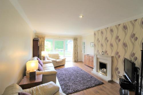 Marple House | Spacious bungalow - private secure garden - sleeps up to 6