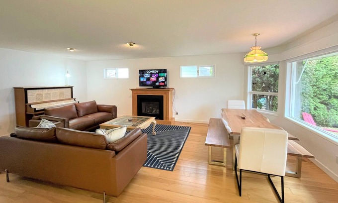 Salmon Arm House | Spacious Bungalow w/ Private Pathway to Shuswap Lake. Comes with Buoy!