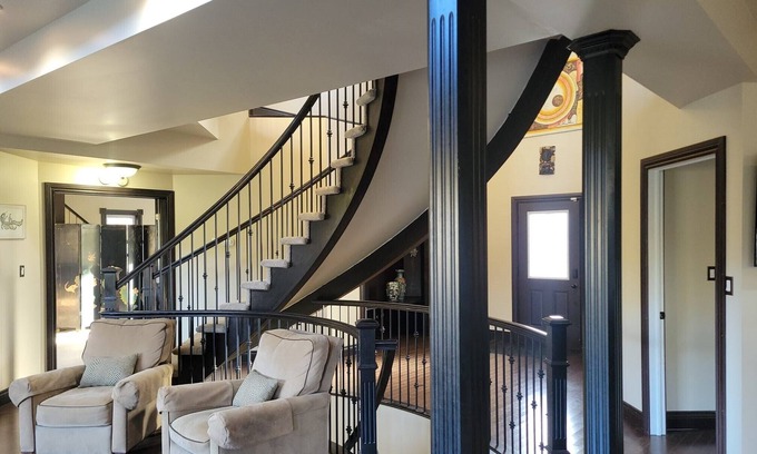 North Frontenac House | Spacious Country Retreat Near K&P Trail* Hot Tub* Water Access & Heated Pool