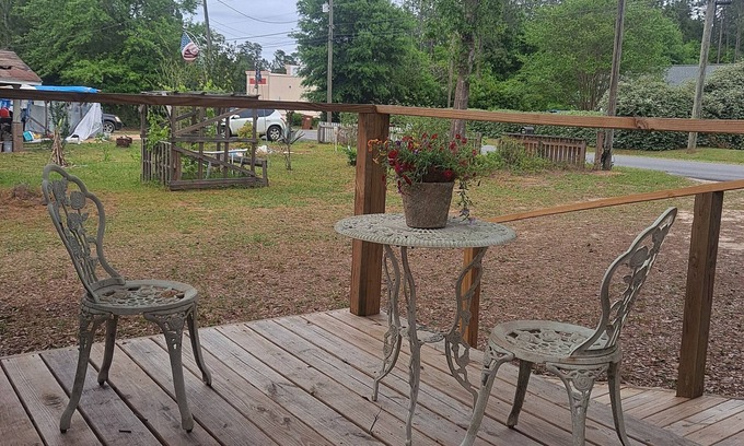Harold House | Spacious Cabin experience, convenient to local attractions, modern conveniences