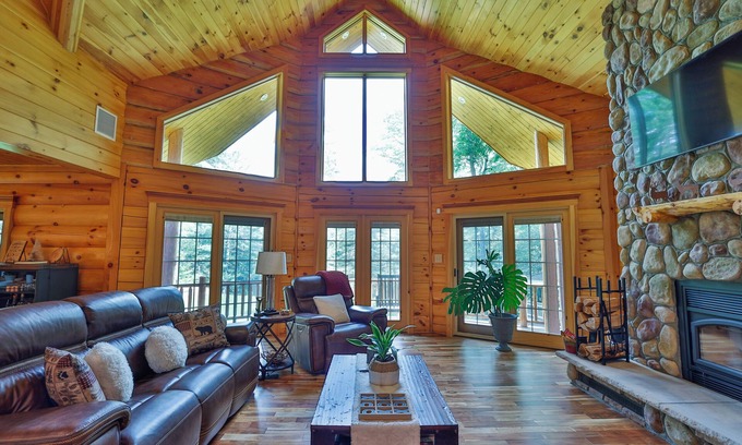 Eldred Cabin | Spacious Cabin on Private Lake w/kayaks, Luxury Amenities