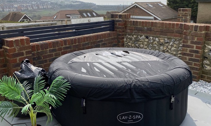 Seaford Ski Chalet | Spacious Cabin Sea/Downs views Sole use Hot Tub 10min walk to Beach/Train St