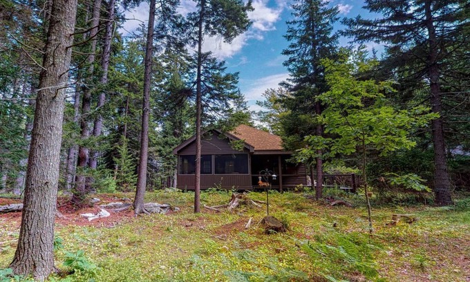 Boothbay Harbor Cabin | Spacious cabin in a secluded spot within pine woods - close to restaurants
