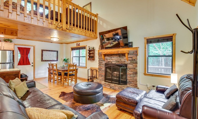 Blairsville Cabin | Spacious Cabin w/Furnished Deck + Hot Tub!
