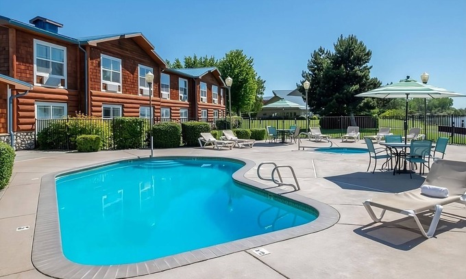 Boardman Hotel | Spacious Cabin w/King & Queen Beds, Fireplace, Kitchen! Free Parking, Pool