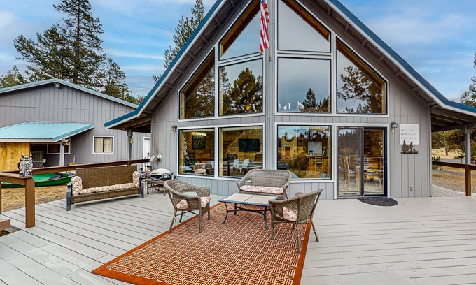 La Pine House | Spacious cabin with bunk house, game room, river view, patio, and fire pit