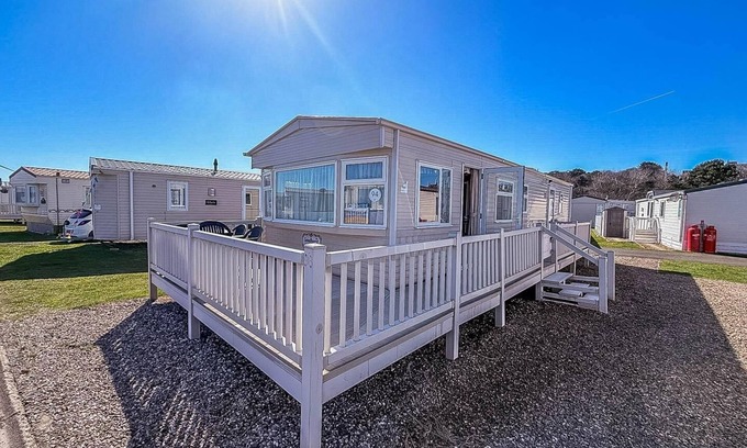 Lowestoft House | Spacious caravan for hire with decking by the beach in Suffolk ref 40094ND