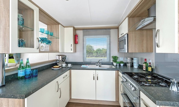 Llwyngwril House | Spacious caravan with one double and two twin.