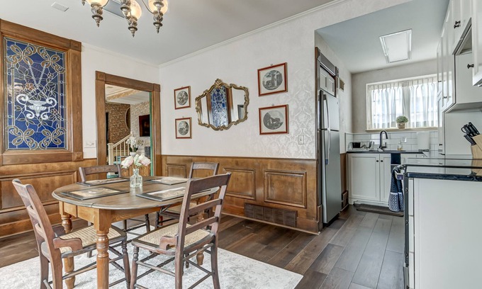 Springfield House | Spacious Carriage House | Private Entrance | Historic & Stylish