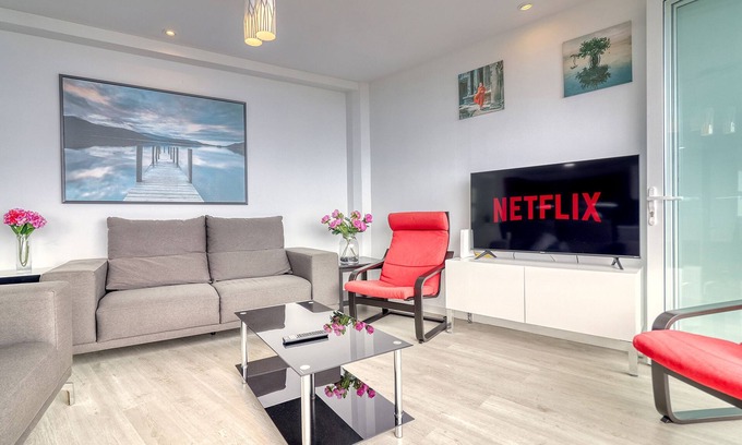 El Guincho Apartment | Spacious Central Apt w Private Parking Ocean View