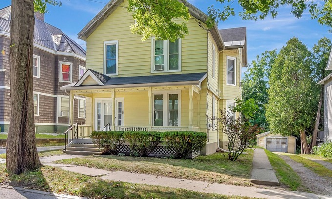 East Haven  Rutland County House | Spacious Central 4BR, Ski, Bike,Hike, Explore Downtown