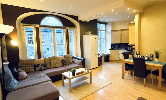 Gifford Apartment | Spacious Central Apartment Next to Royal Mile